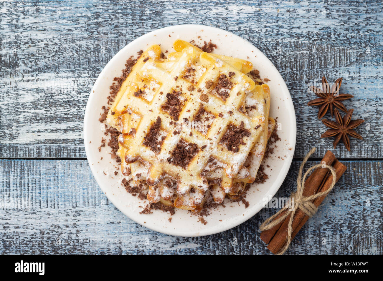 Gaufres maison avec du chocolat et sucre en poudre. Vue d'en haut. Banque D'Images