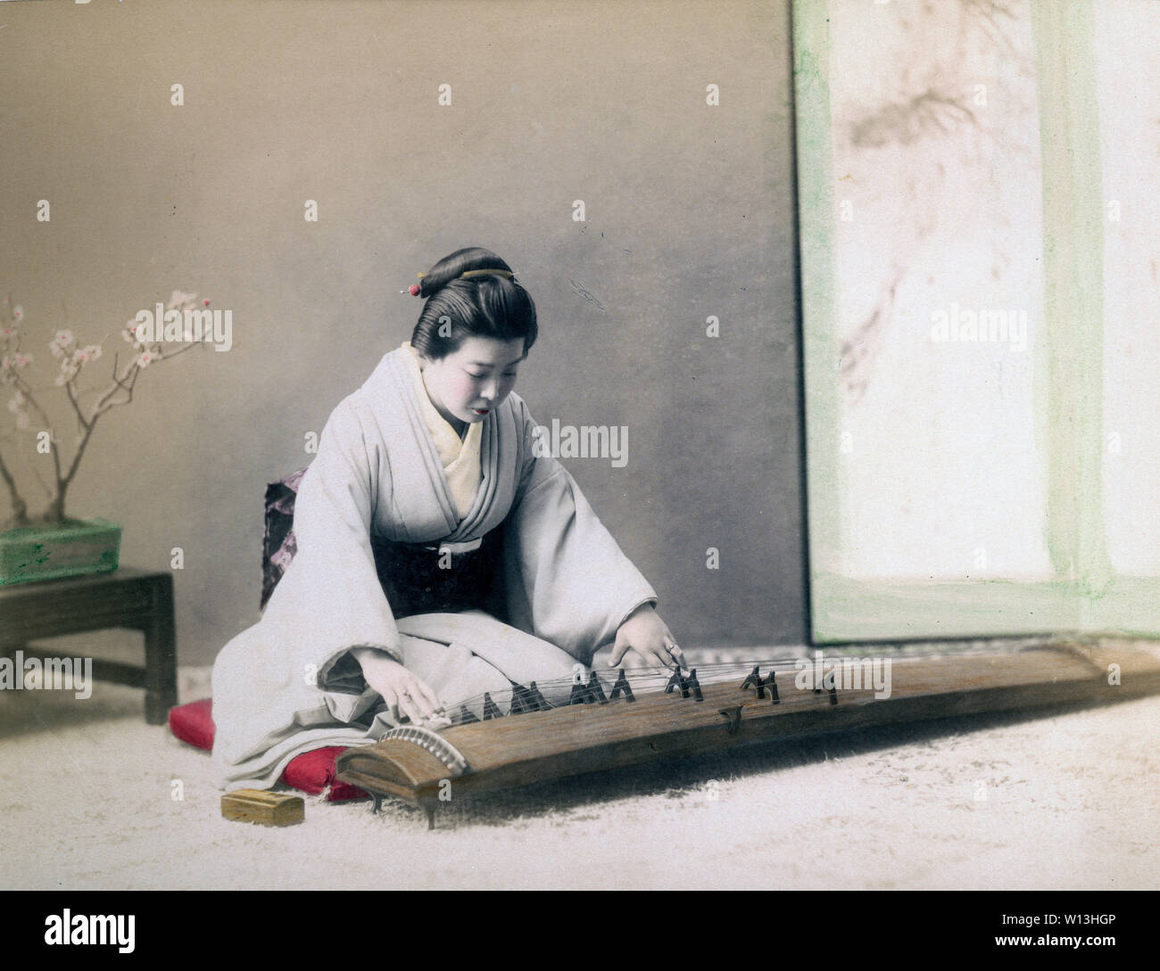 [ 1890 - Japon Japanese Woman Playing Koto ] - une femme en kimono traditionnel japonais et joue le koto coiffure, une sorte de harpe. 19e siècle vintage albumen photo. Banque D'Images