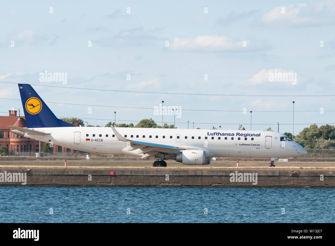 L'aéroport de Londres, Angleterre - 02 août 2013 - Lufthansa Embraer ERJ-190LR à Lufthansa Regional livery taxiing avant de décoller de la piste Banque D'Images