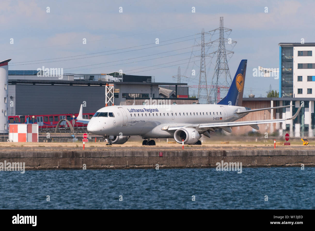 L'aéroport de Londres, Angleterre - 02 août 2013 - Lufthansa Embraer ERJ-190LR à Lufthansa Regional livery prêt à décoller de la piste Banque D'Images