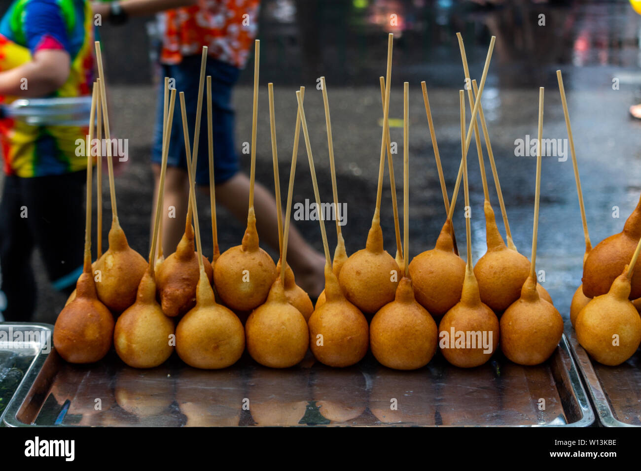 La Viande panée exposées sur un étal de nourriture dans les rues de Bangkok, Thaïlande Banque D'Images