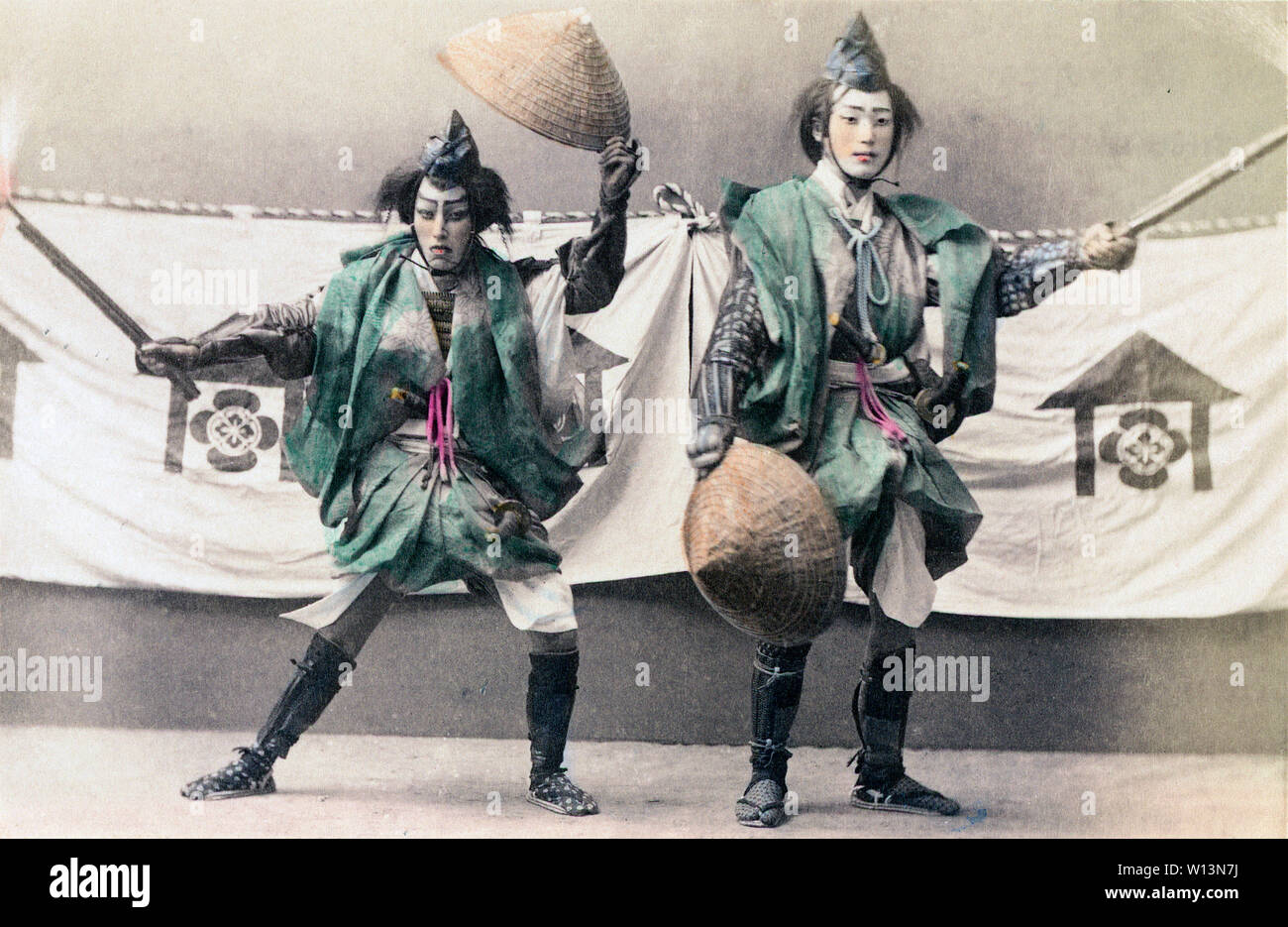 [ 1890 - Japon ] acteurs Japonais - deux comédiens interprétant. 19e siècle vintage albumen photo. Banque D'Images