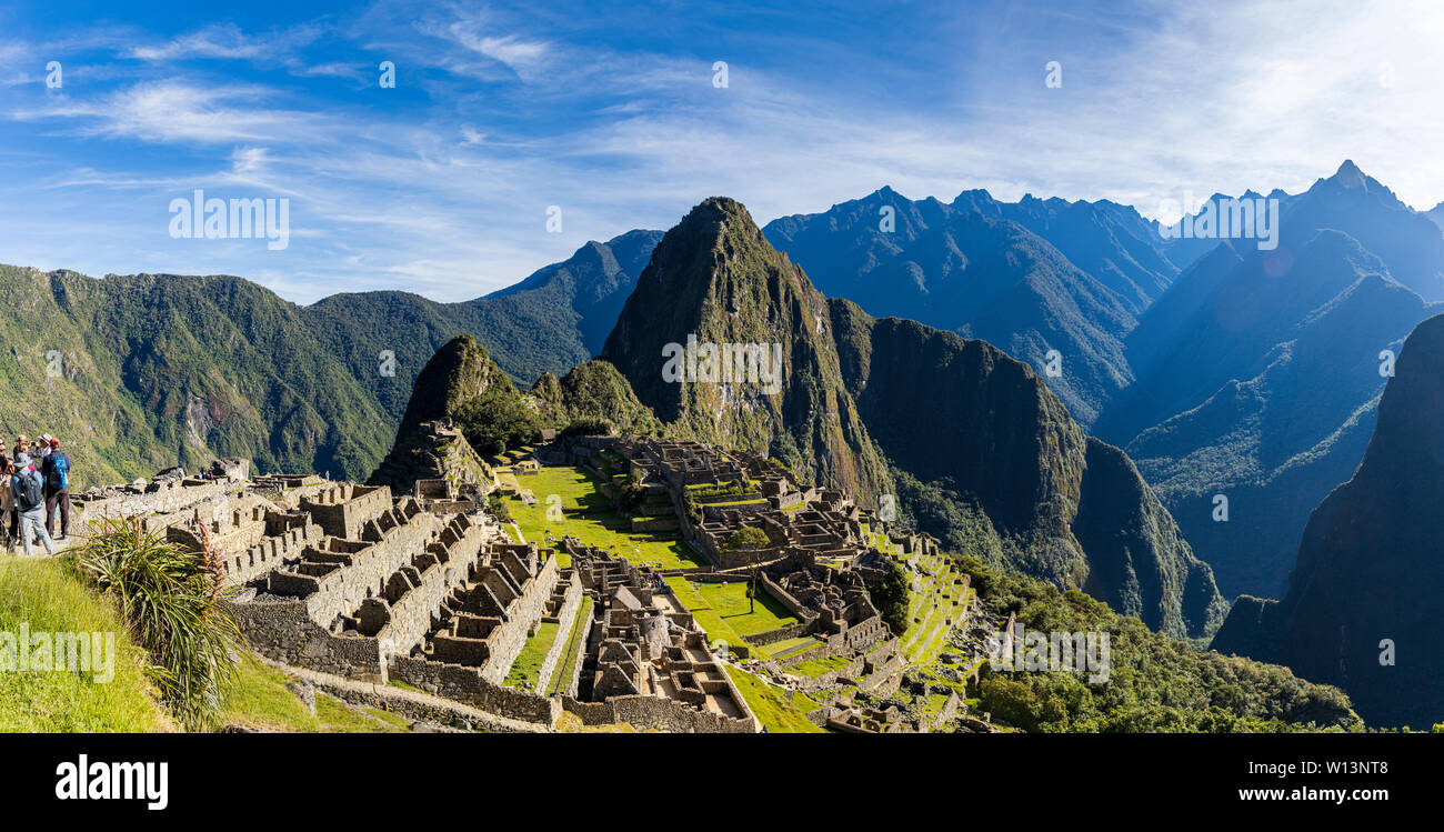 Vue panoramique sur le Machu Picchu à l'aube comme le soleil se lève pour frapper la cité inca perdue, Urubamba, région de Cuzco, Pérou, Amérique du Sud Banque D'Images