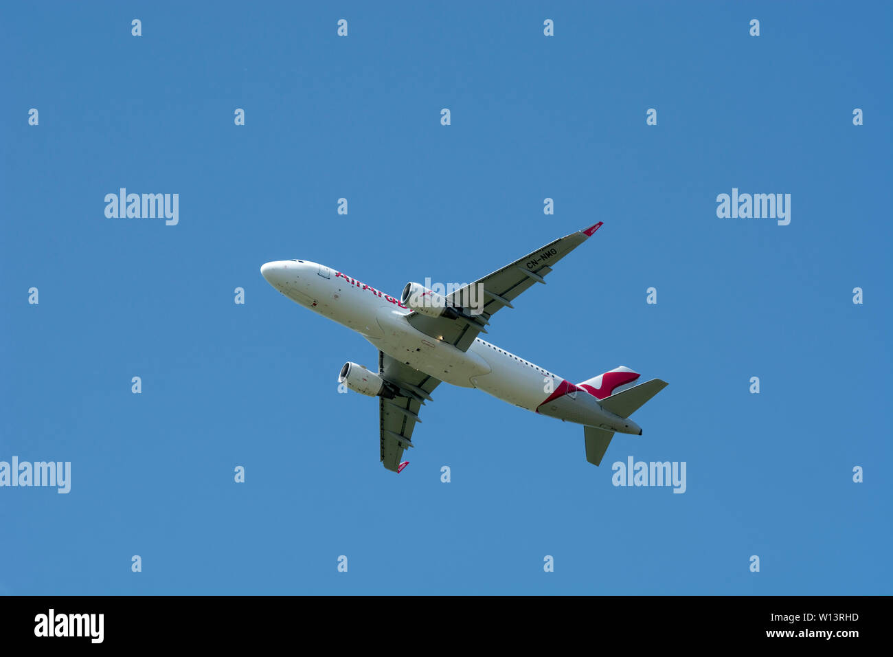 Air Arabia Maroc Airbus A320-214 qui décolle de l'aéroport de Birmingham, UK (CN-NMO) Banque D'Images