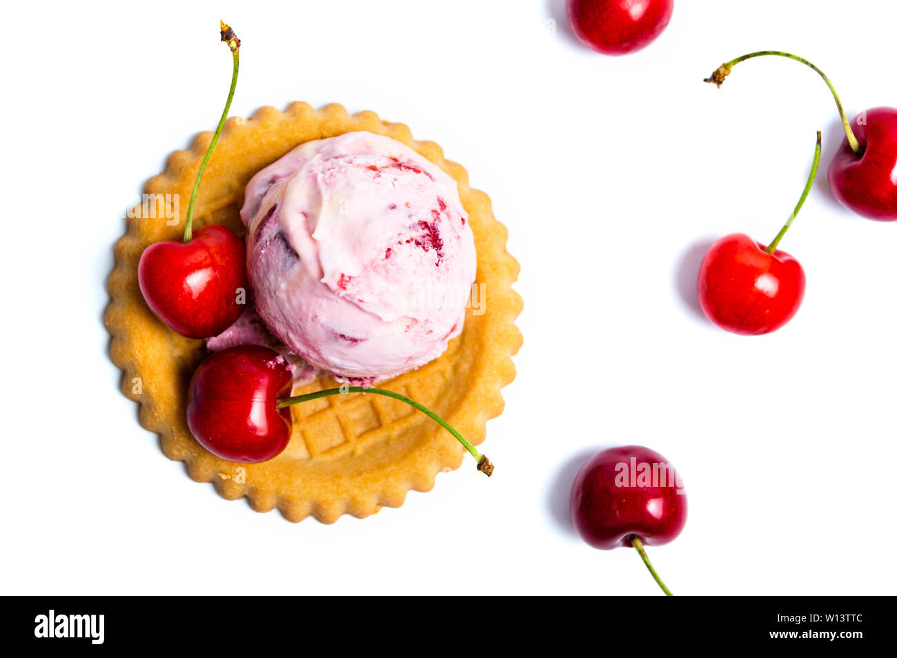 Biscuit, la crème glacée et de cerise fruits isolés Banque D'Images