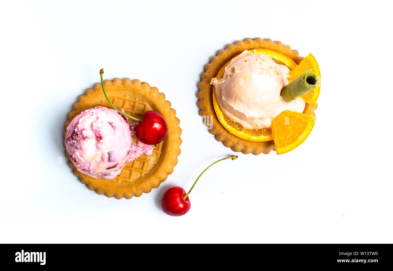 Biscuit, la crème glacée et de cerise fruits isolés Banque D'Images