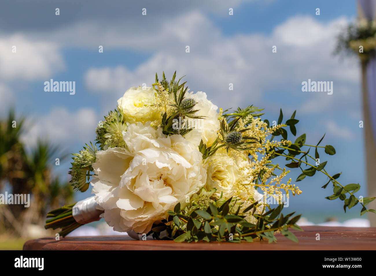 Bouquet de mariage avec pivoine blanche et de roses. Ciel bleu et nuages à  l'arrière-plan Photo Stock - Alamy