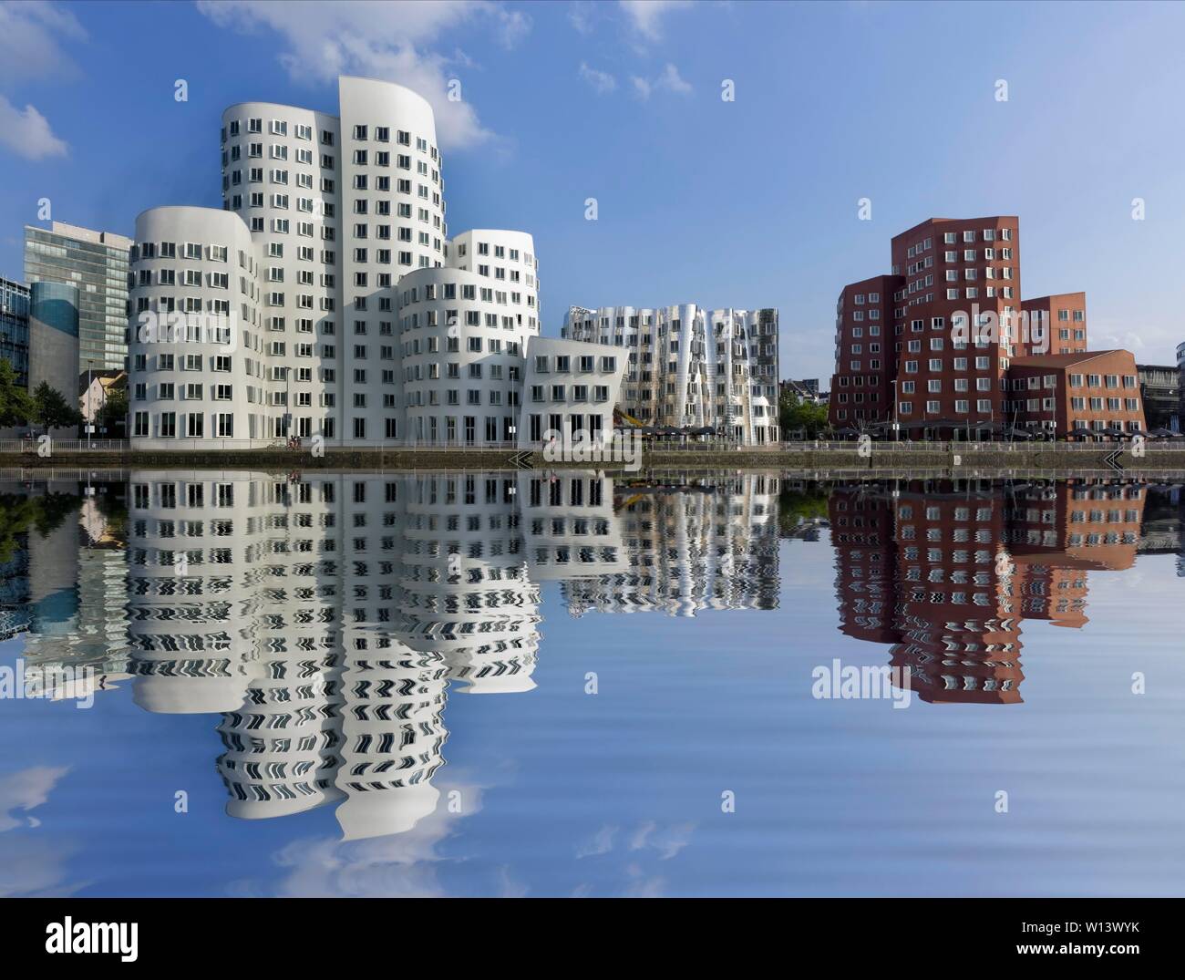 Bâtiments Gehry, reflet dans le port des médias, Neuer Zollhof, Düsseldorf, Allemagne Banque D'Images