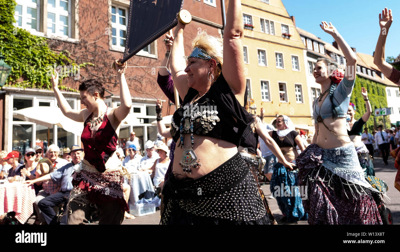 Hanovre, Allemagne. 30 Juin, 2019. Une séance de danse danses de groupe au cours de l'Schützenausmarsches à travers le centre-ville de Hanovre. Le défilé avec environ 10 000 participants est considéré comme le plus grand défilé du festival de tir. Crédit : Peter Steffen/dpa/Alamy Live News Banque D'Images