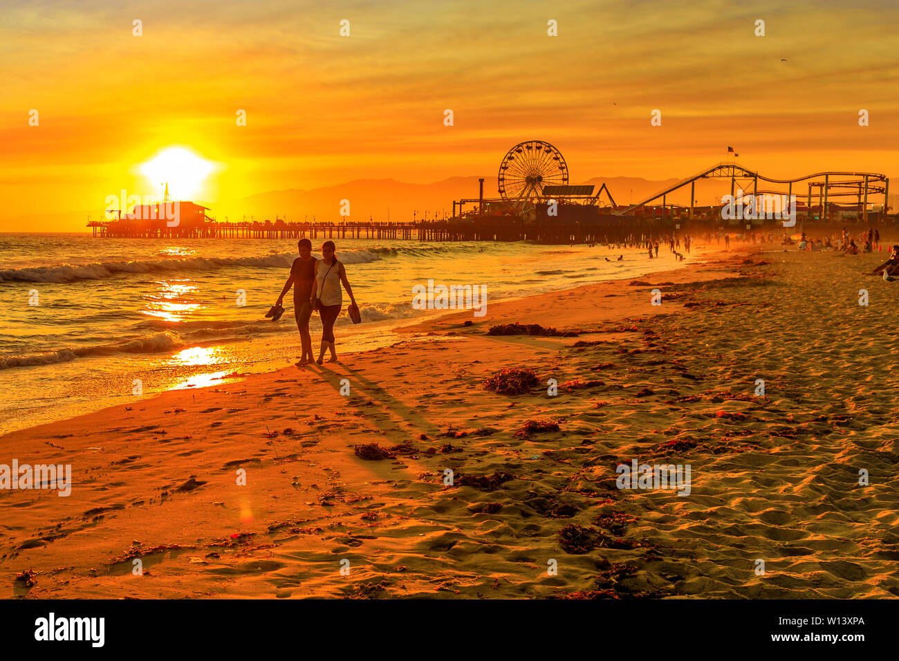 Santa Monica, Californie, USA - 8 août 2018 : balade sur la mer de la jetée de Santa Monica, côte du Pacifique. Amusement Park, grande roue Banque D'Images