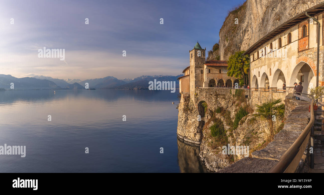 Ermitage de Santa Caterina del Sasso, Lake Maggiore, Piémont, Italie Banque D'Images