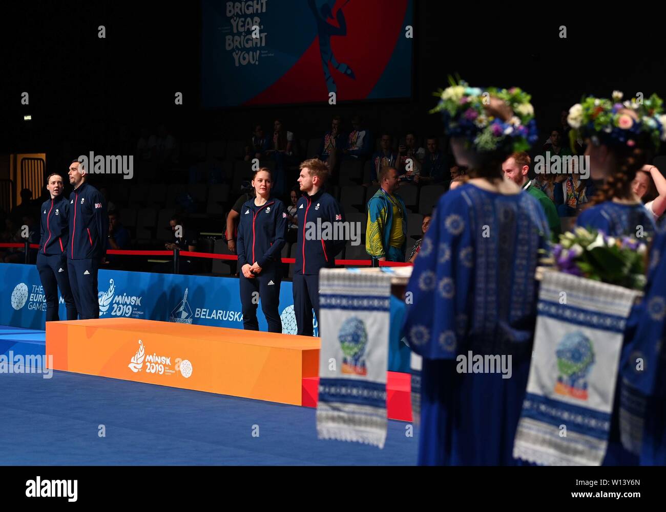 Minsk. Le Bélarus. 30 juin 2019. Les équipes britanniques attendent leurs médailles au badminton double mixte à la 2e finale des jeux européens. Garry Bowden/SIP Crédit photo agency/Alamy live news. Banque D'Images