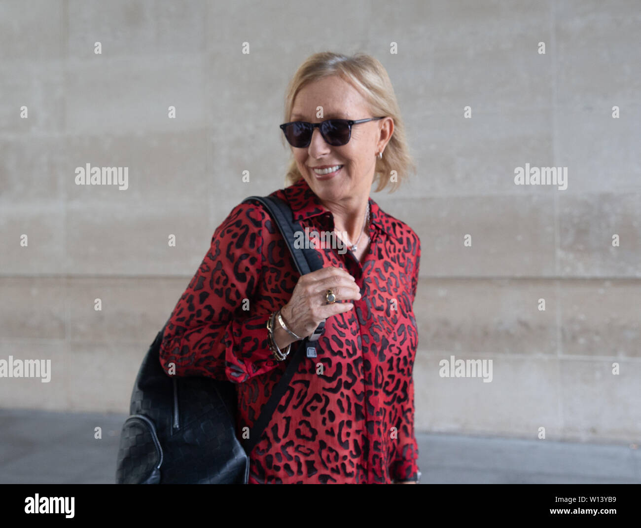 Londres, Royaume-Uni. 30 Juin, 2019. Le légendaire joueur de tennis, Martina Navratilova quitte la BBC Studios ayant apparu sur 'l'Andrew Marr Show'. Credit : Tommy Londres/Alamy Live News Banque D'Images