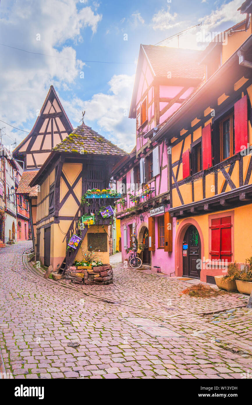 Les rues pavées et maisons à colombages du village médiéval d'Eguisheim. Route des Vins d'Alsace, France Banque D'Images