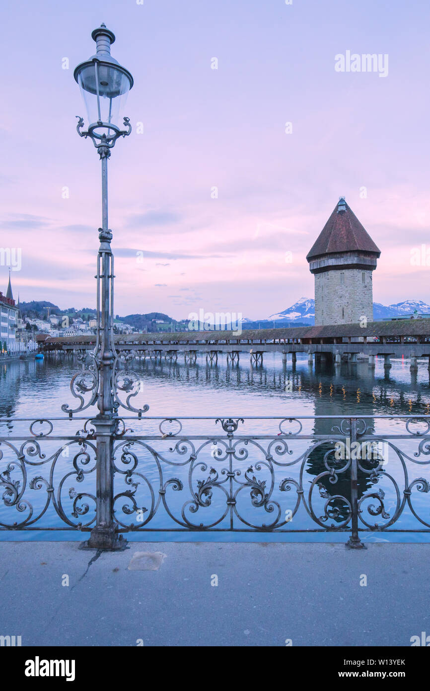 Lucerne, Suisse - le célèbre Pont de la chapelle en bois, le plus ancien pont couvert en bois en Europe. Luzern, Lucerne en Suisse Banque D'Images