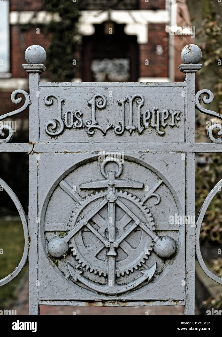 Papenburg, Allemagne/France - avril 07, 2013 : Fraisage plaque à l'entrée de la ville historique de l'ancien bâtiment de bureau de chantier Meyer (meyerwerft) Banque D'Images