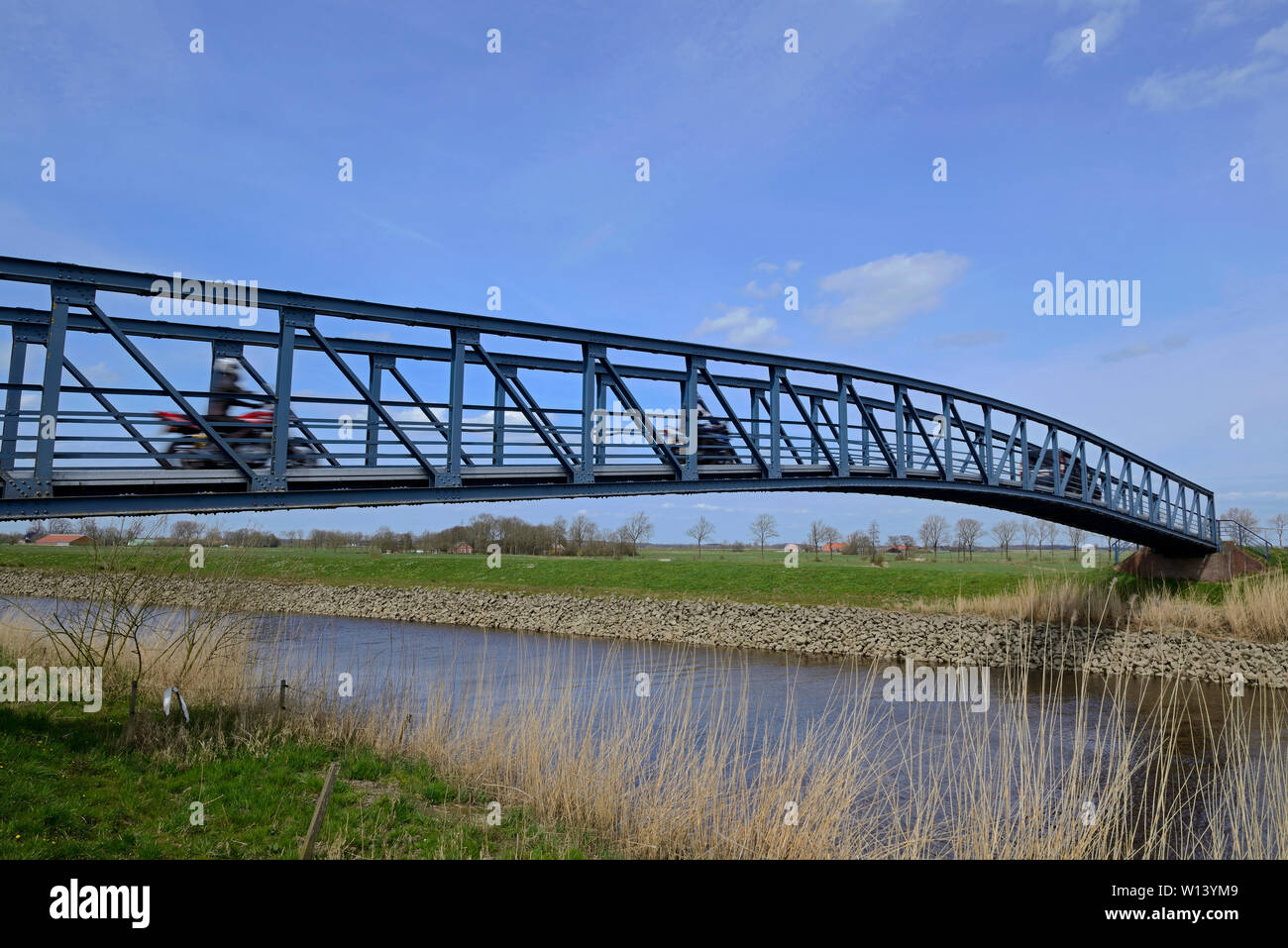 Amdorf, Allemagne - 12 avril 2015 : le pont traversant la rivière leda à amdorf avec une longueur de 50m, une largeur totale de 2,5 m, une largeur d'une voie de 1,85 m et Banque D'Images