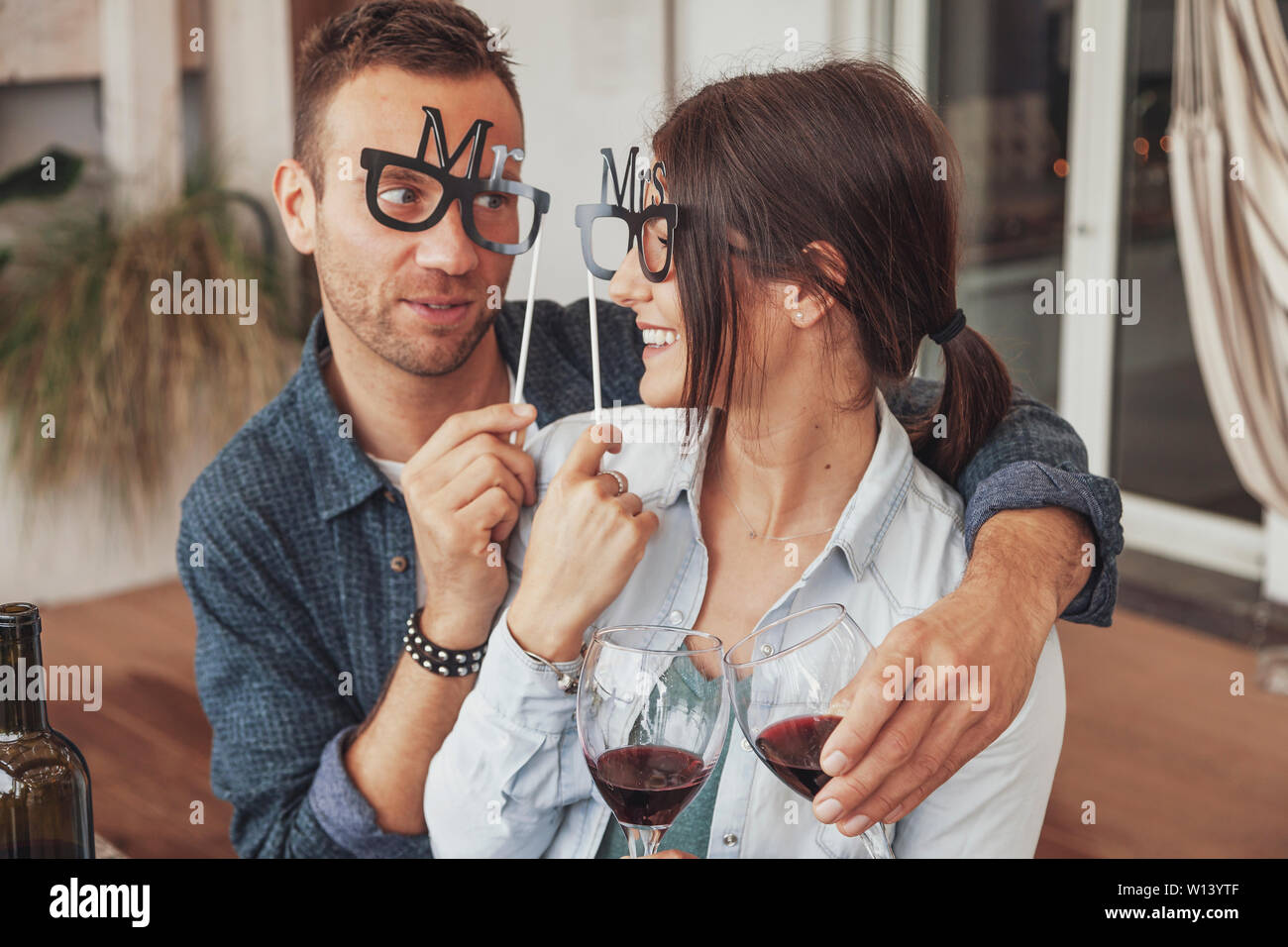 Couple De Jeunes Amoureux Jouer Au Debut De L Histoire D Amour Et De Boire Du Vin Rouge Notion De Relation Heureuse Entre Copains Photo Stock Alamy Couple De Jeunes Amoureux Jouer Au Debut De L Histoire D Amour Et De Boire Du Vin Rouge Notion De Relation Heureuse Entre Copains Photo Stock Alamy