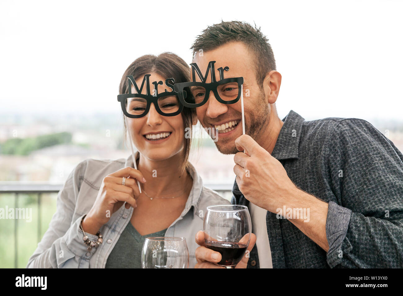 Couple De Jeunes Amoureux Jouer Au Debut De L Histoire D Amour Et De Boire Du Vin Rouge Notion De Relation Heureuse Entre Copains Photo Stock Alamy Couple De Jeunes Amoureux Jouer Au Debut De L Histoire D Amour Et De Boire Du Vin Rouge Notion De Relation Heureuse Entre Copains Photo Stock Alamy