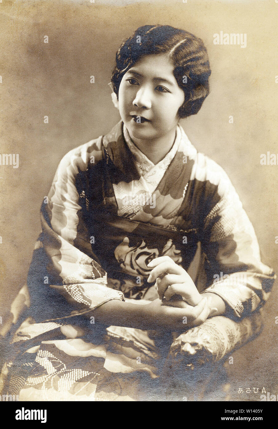 [ 1920 - Japon ] Coiffure courts moderne - une jeune japonaise moderne avec se balancent la coiffure. 20e siècle Tirage argentique d'époque. Banque D'Images