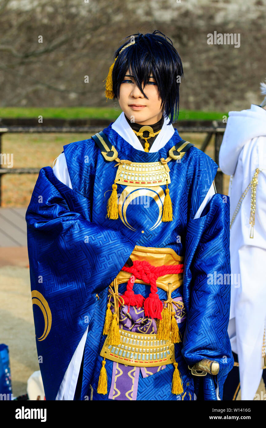 Cos play au Parc du Château de Kumamoto, Japon. Portriat d'une jeune femme aux yeux mauves portant des caractères anime costume de samouraï. Eye-contact. Banque D'Images