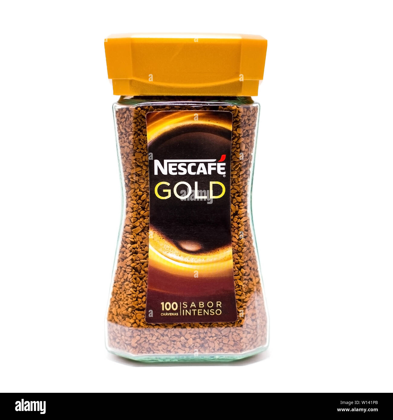 Pot de Nescafé produit gold tourné sur fond blanc Banque D'Images