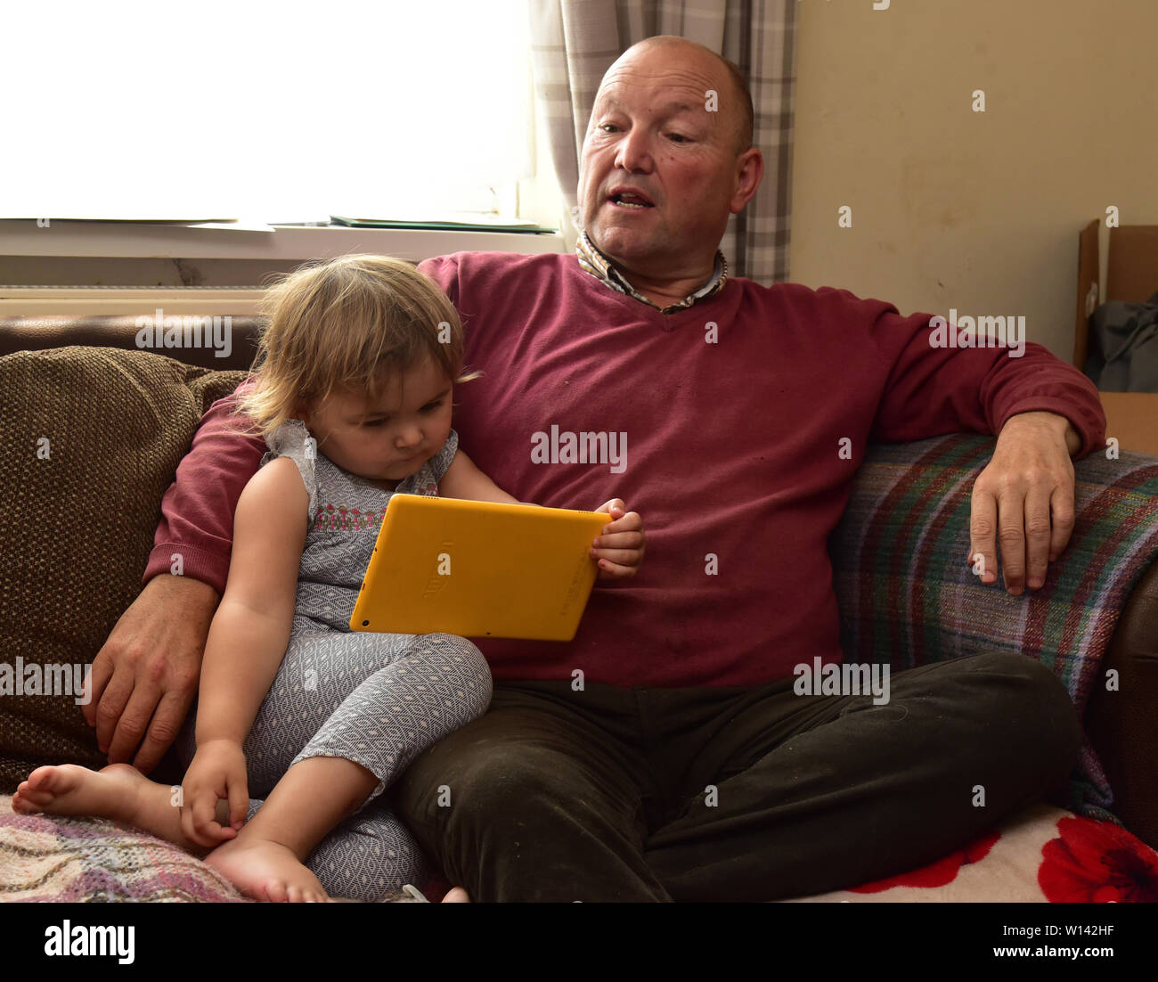 Voyageur romani Tom Price à Pencoed avec son partenaire Luanne, et sa fille Maggie. Il est également photographié à son patron Galway avec les petites propriétés Banque D'Images