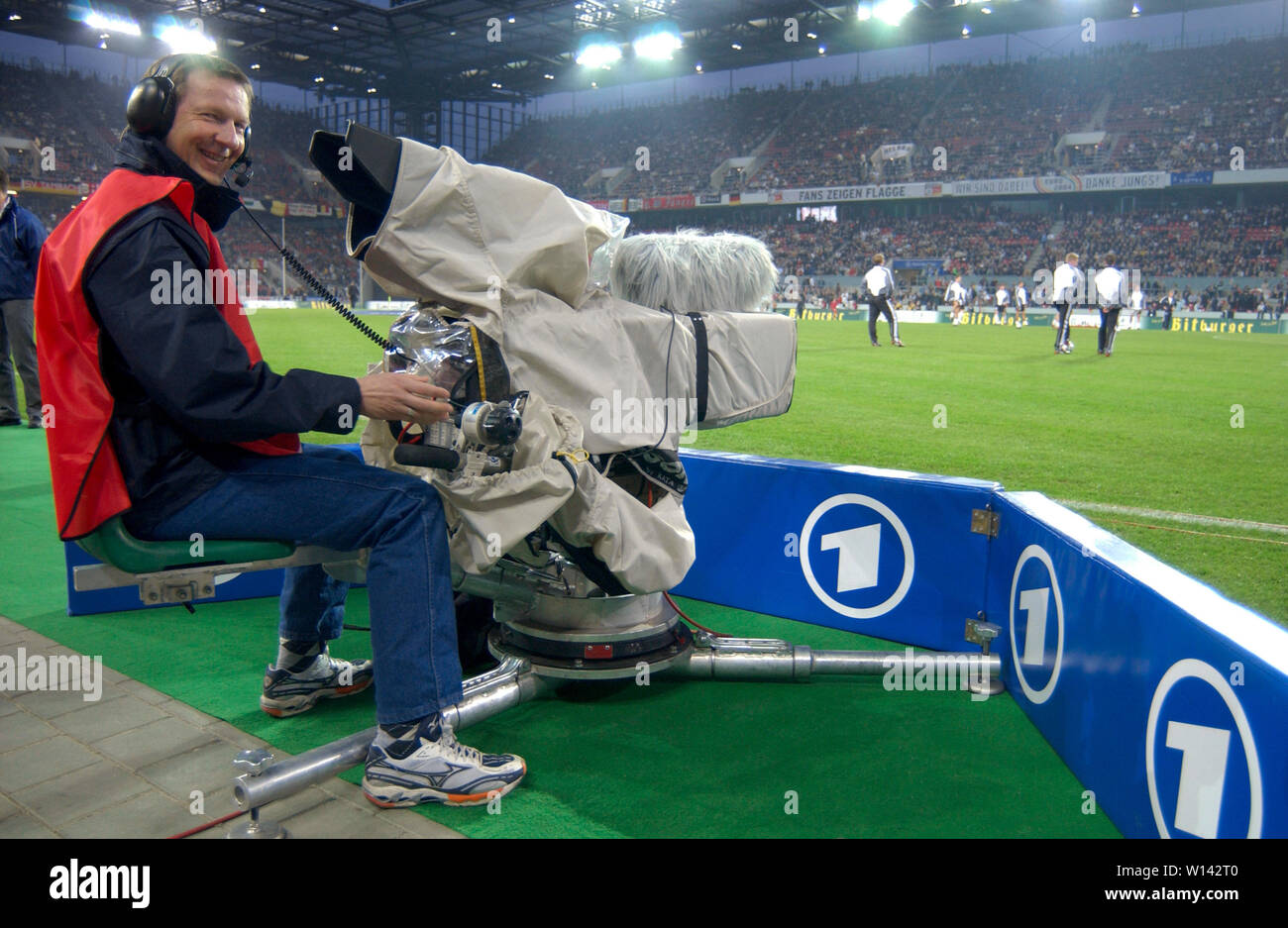 Stade Rhein-Energie-Stadion Cologne Allemagne, 31.3.2004, Football : match amical, l'Allemagne (blanc) c. Belgique (rouge) 3:0 --- plat caméraman de la chaîne de télévision allemande 'Das ERSTE' (ARD) en marge de la hauteur Banque D'Images