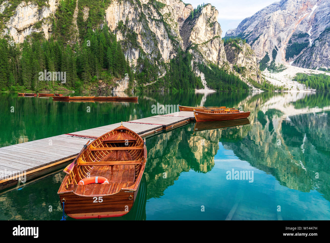 Lago di Braies, magnifique lac dans les Dolomites. Banque D'Images