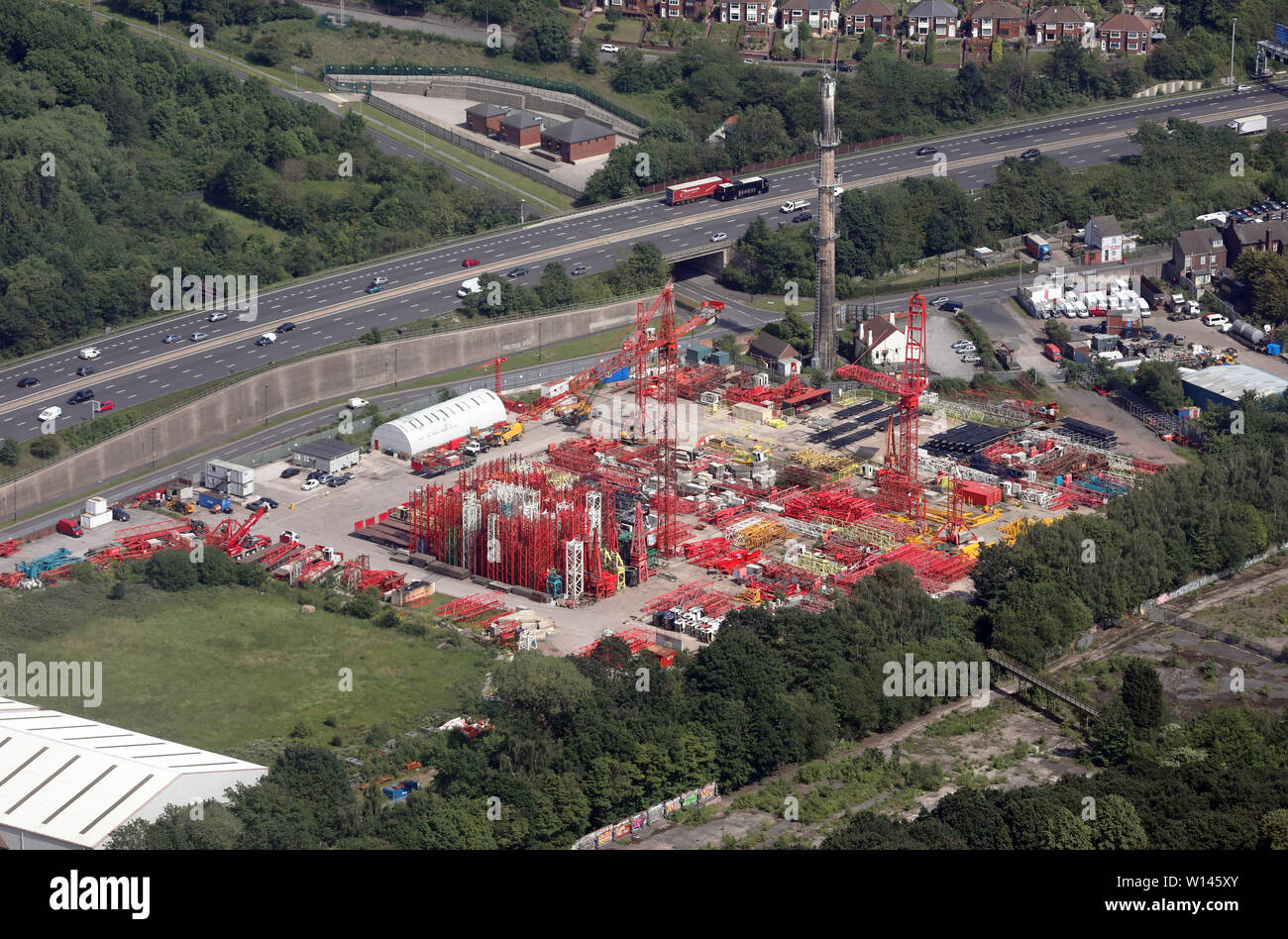 Vue aérienne de l'usine de HTC Ltd de sud deux bestiaux de grues pour l'industrie de la construction, Sheffield, Royaume-Uni Banque D'Images
