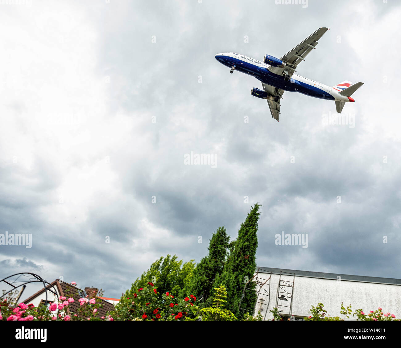 British Airways avion dans l'air. L'approche de l'avion de l'aéroport de Tegel et à venir à la terre, à Berlin Banque D'Images