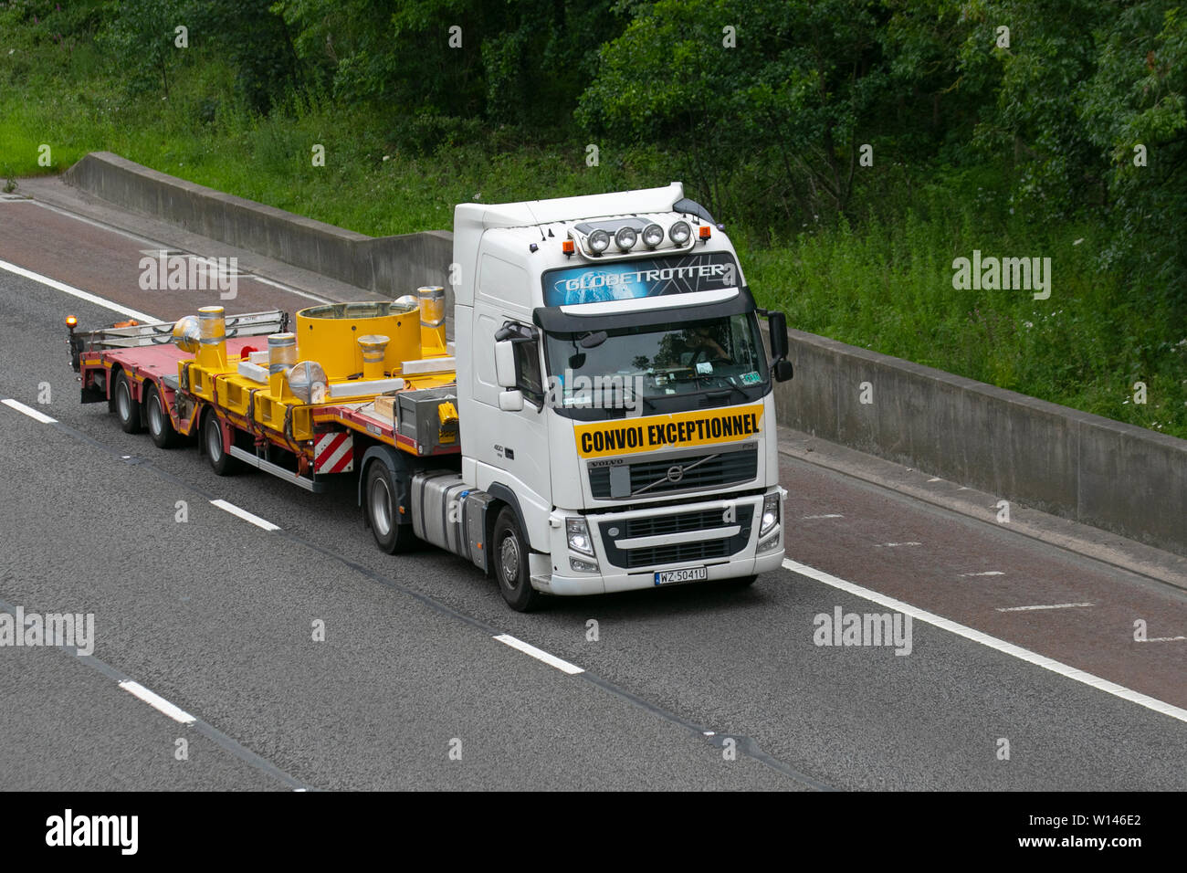 Convoi de camions Volvo exceptionnelles ; plus proche de lourdes charges, les camions de livraison transport en vrac, camion, transport, chargement camion large escorté, cargaison spéciale, véhicule, livraison, transport, industrie, sur le fret surdimensionnée M6 à Lancaster, UK Banque D'Images