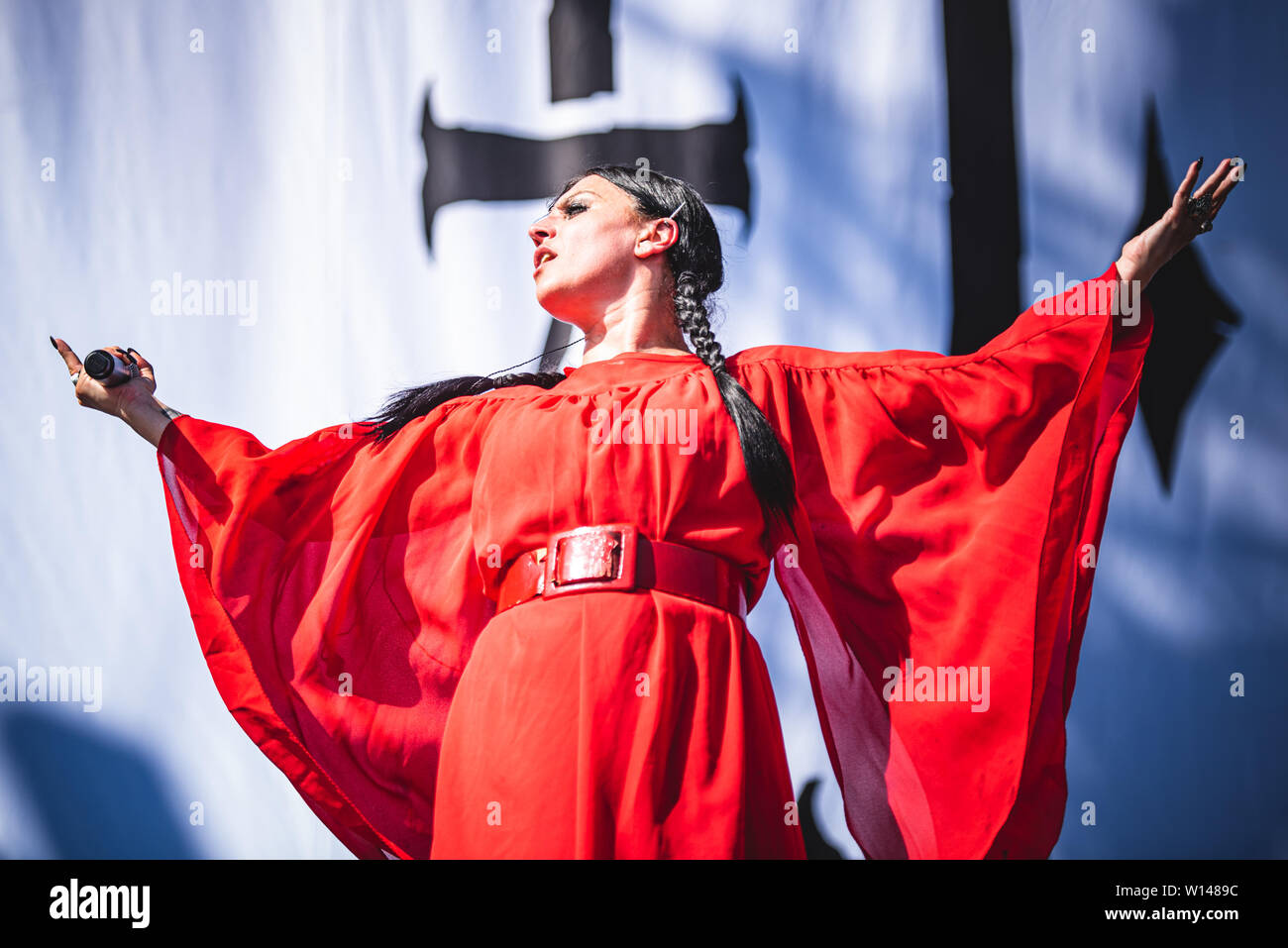 Cristina Scabbia, chanteuse du groupe de metal gothique italien Lacuna Coil, spectacle sur scène à Bologne, au parc 2019 Sonic Bologne première édition, ouverture à Slipknot. (Photo par Alessandro Bosio / Pacific Press) Banque D'Images