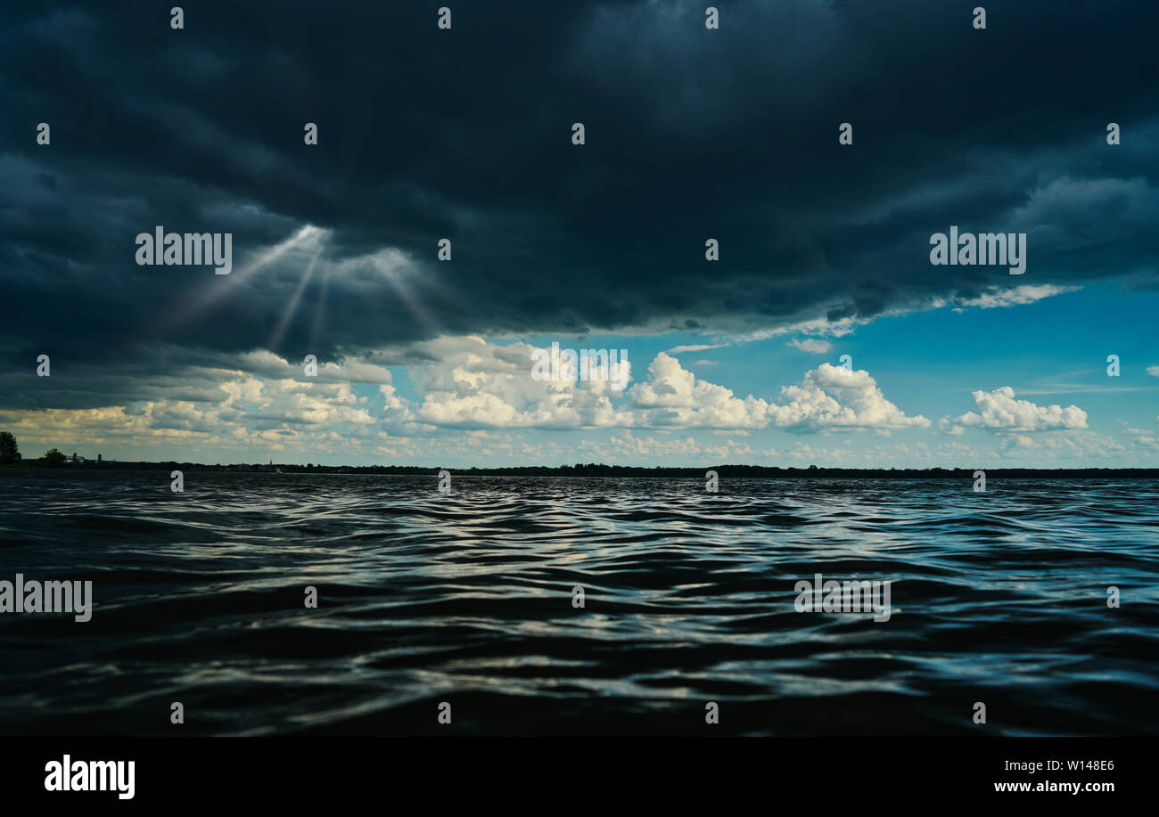 Montréal, Canada, Juin 29, 2019.Les nuages de tempête sur le lac de déménagement à Montréal,Québec,Canada.Credit:Mario Beauregard/Alamy Live News Banque D'Images