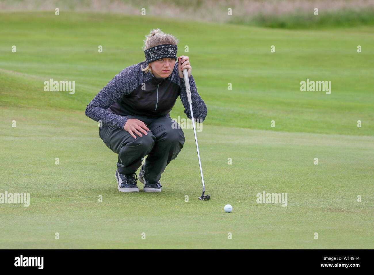 Troon, Ecosse, Royaume-Uni. 30 juin 2019. Le dernier jour de la compétition les 8 autres golfeurs, jouant au golf matchplay participé plus de Barassie Links Golf Course, Troon dans les rafales de vent et pluie pour essayer conditions squally et gagner la Coupe du championnat et la Clark Rosebowl. Image de BEVERIDGE KIMBERLEY représentant Aboyne Golf club alignant un putt à la 14e Crédit : Findlay/Alamy Live News Banque D'Images