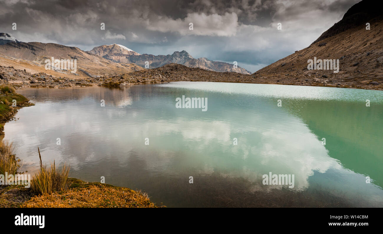 Vue panoramique du lac de montagne et paysage dans la Cordillère centrale dans les Andes du Pérou Banque D'Images