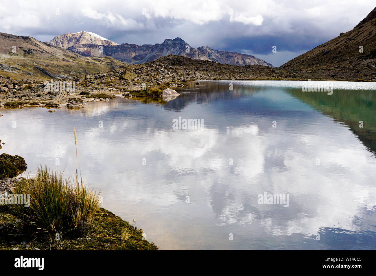 Vue d'un lac de montagne pittoresque et paysage dans la Cordillère centrale dans les Andes du Pérou Banque D'Images