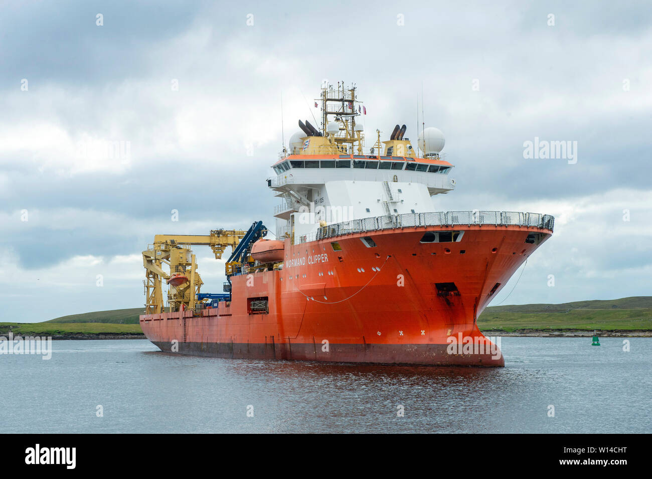 Normand Clipper l'accostage et mettre à terre plate-forme pétrolière désaffectée ferraille de plates-formes pétrolières en mer du Nord à l'Ecosse Shetland Lerwick Banque D'Images