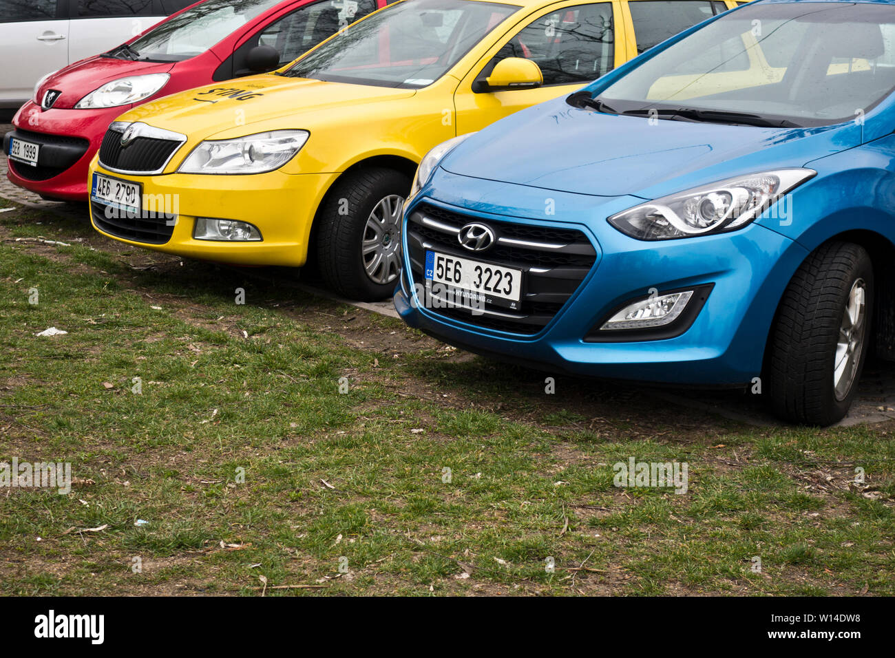 Un rouge jaune et bleu voitures alignées, l'image métaphorique pour couleurs RYB Banque D'Images