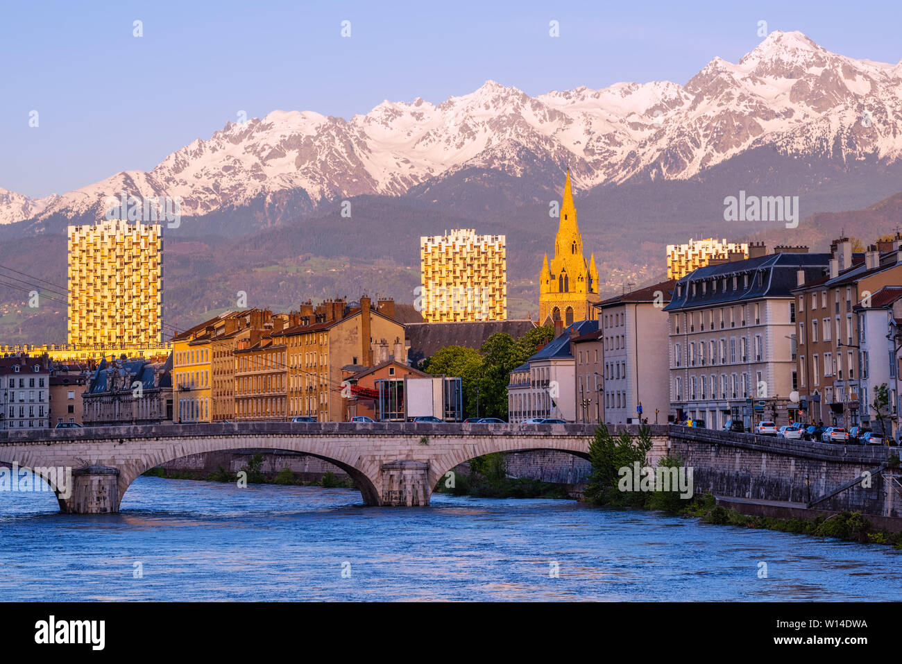 La ville de Grenoble, en France, en vue de le centre historique de la ville avec la rivière Isère Alpes couvertes de neige et de montagne sur le coucher du soleil Banque D'Images
