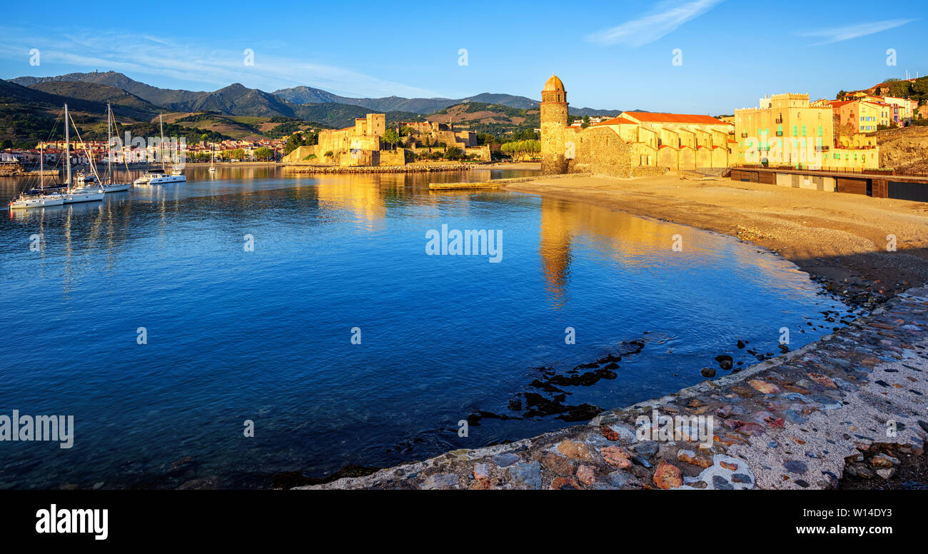 Collioure, France, une ville balnéaire populaire sur la mer Méditerranée, vue sur l'église Notre-Dame des Anges et château royal Banque D'Images