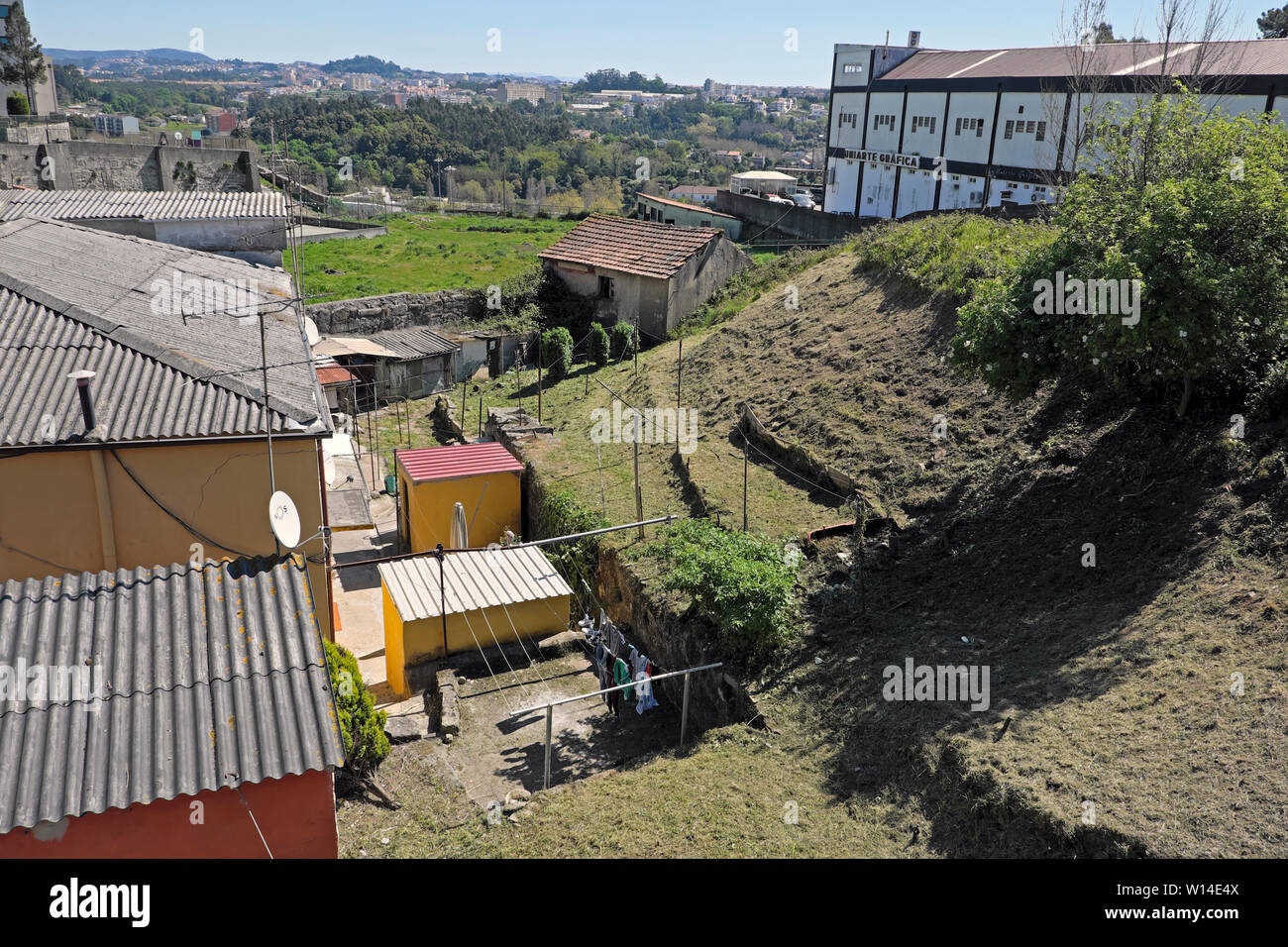 Pelouse fraîchement tondue et retour jardins au printemps de Maisons & Propriétés maisons avec des toits en tôle ondulée Campanha Porto Porto Portugal Europe KATHY DEWITT Banque D'Images