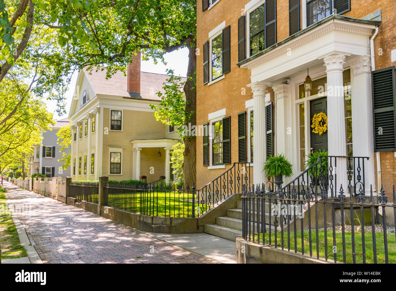 La Nouvelle Angleterre historique maisons le long street à Salem, Massachusetts Banque D'Images