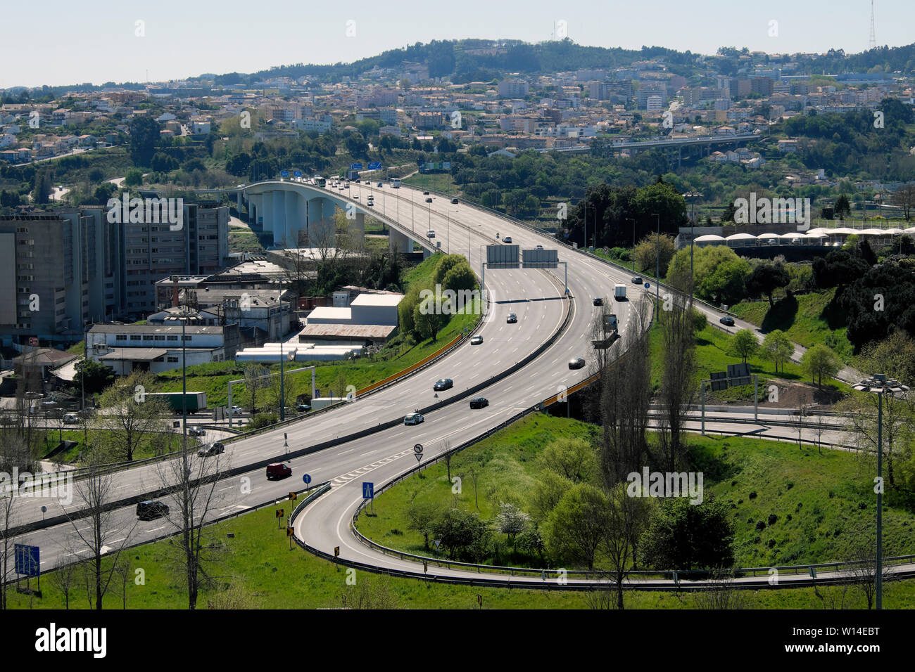 Voir la circulation sur l'autoroute a20 traversant le pont sur le fleuve Douro au printemps de plat Pinheiro de campanha Porto Portugal UE KATHY DEWITT Banque D'Images