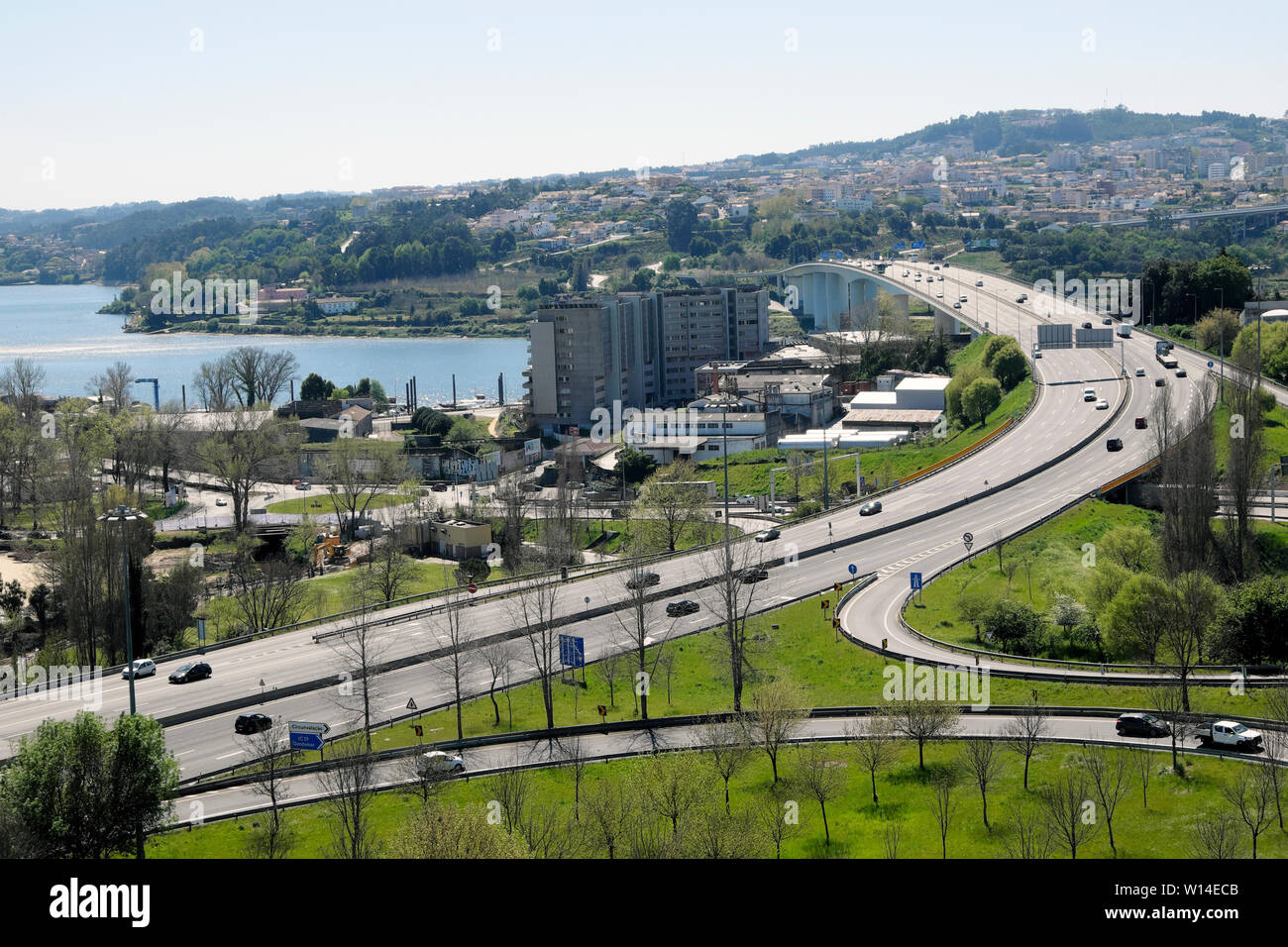 Voir des voitures et de la circulation sur l'autoroute a20 traversant le pont sur le fleuve Douro de plat Pinheiro de campanha Porto Portugal Europe KATHY DEWITT Banque D'Images