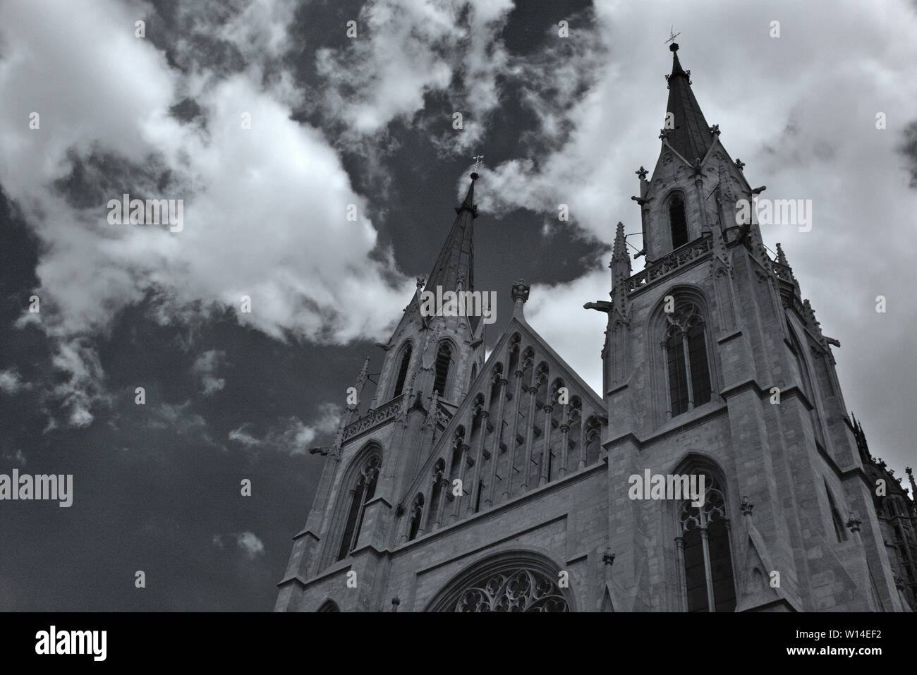 Capture d'infrarouge tours principales de St Paul's Church à Munich, Allemagne Banque D'Images