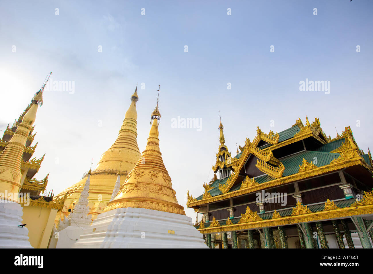 L'architecture de la pagode bouddhiste. Célèbre temple bouddhique de la pagode Shwedagon à Yangon, Myanmar Banque D'Images
