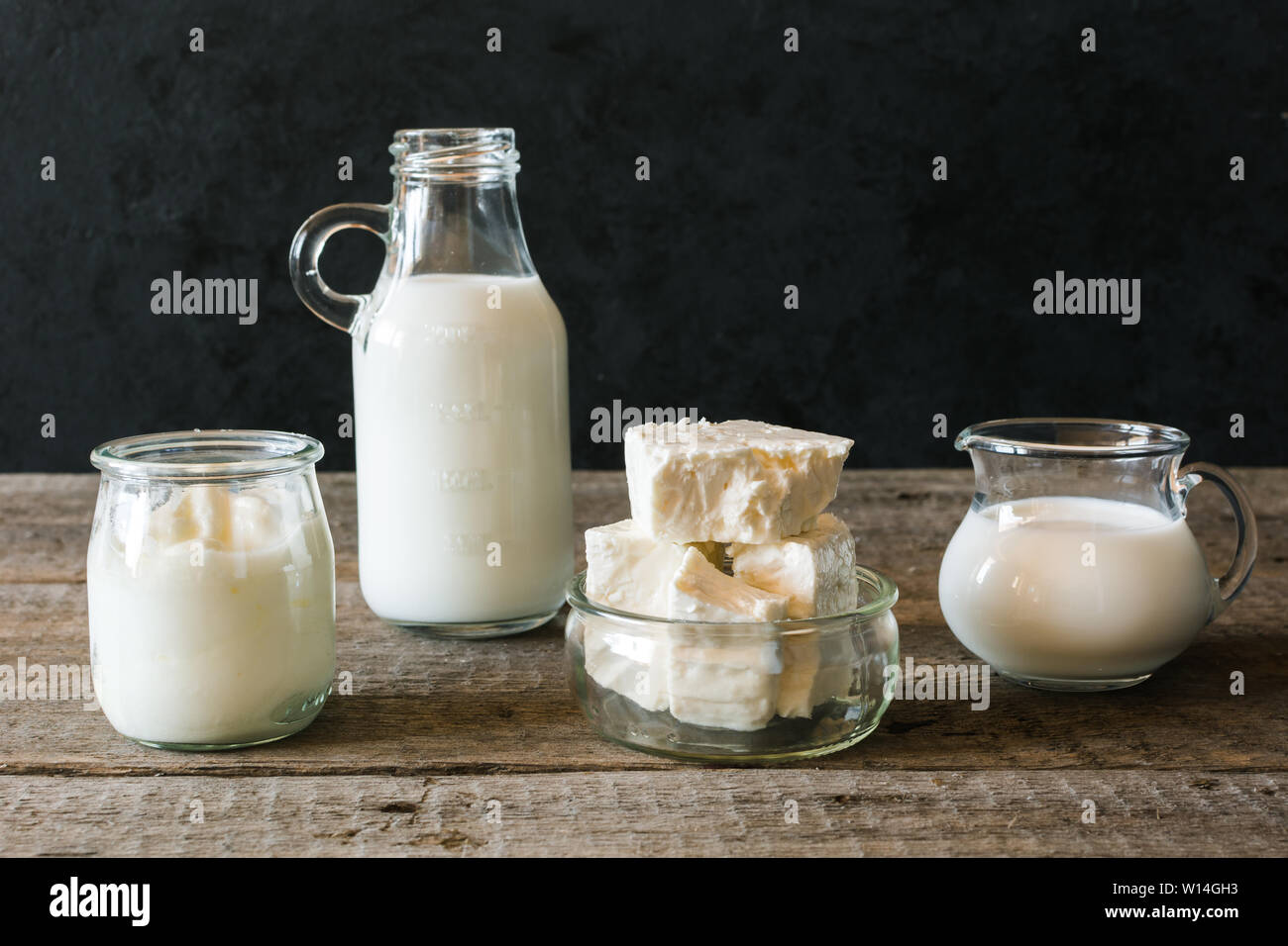 Une cuisine de produits laitiers. Lait frais, yaourt et fromage feta en bonne santé. Banque D'Images