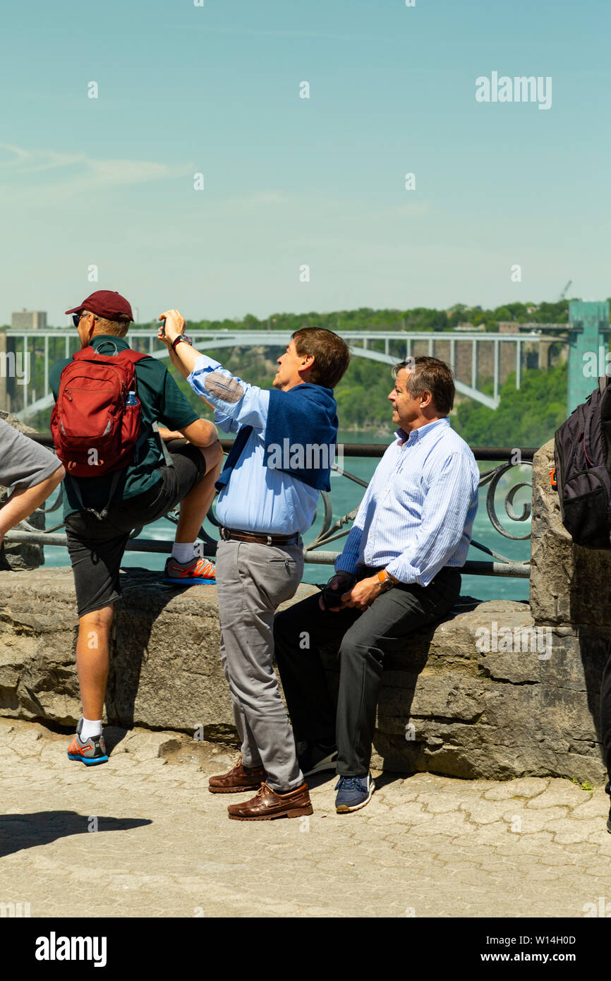Les touristes en tenant vos autoportraits à Niagara Falls Ontario Canada Banque D'Images