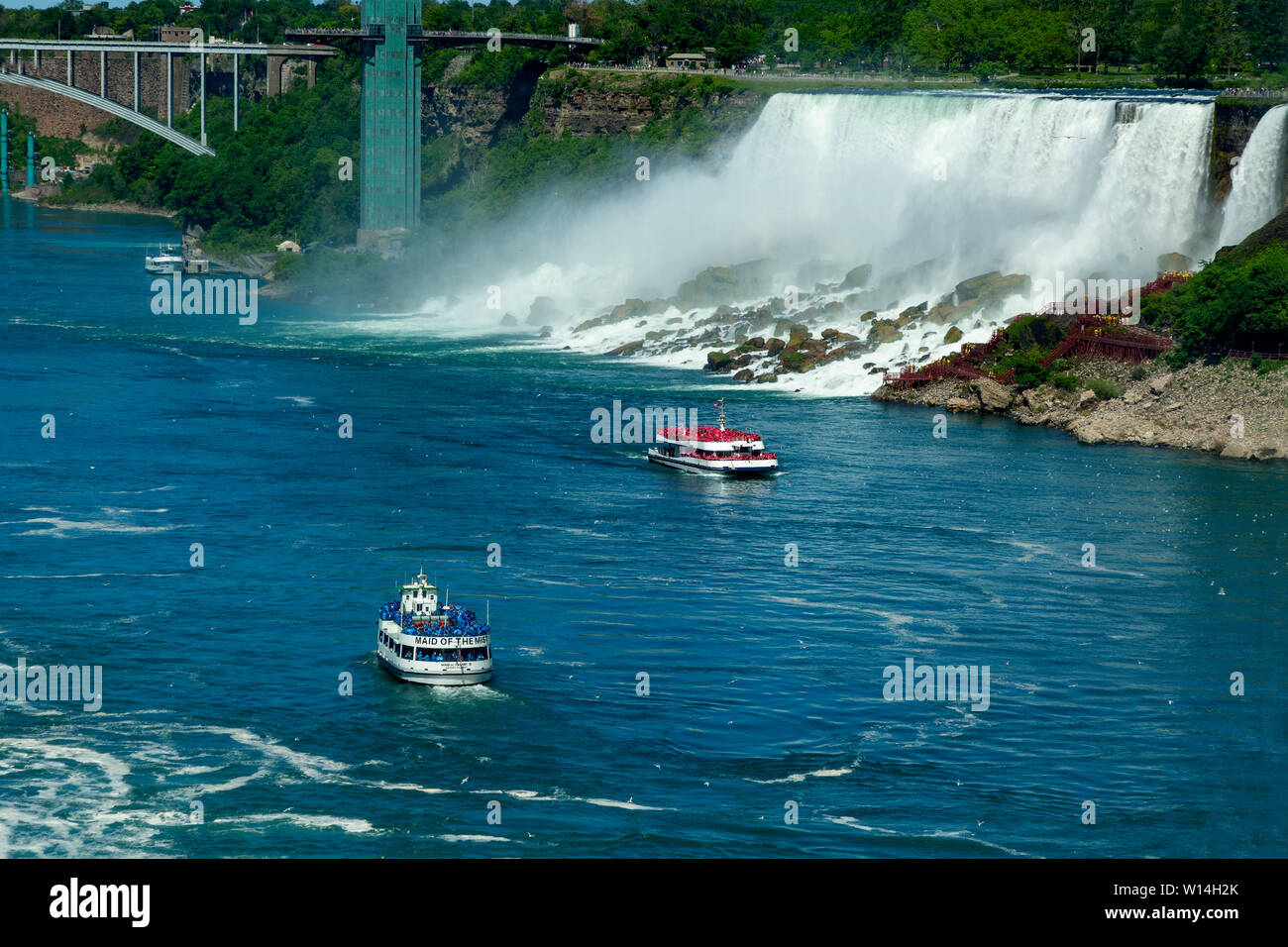 Le Maid of the Mist VI & les bateaux touristiques Hornblower à Niagara Falls, Ontario, Canada Banque D'Images